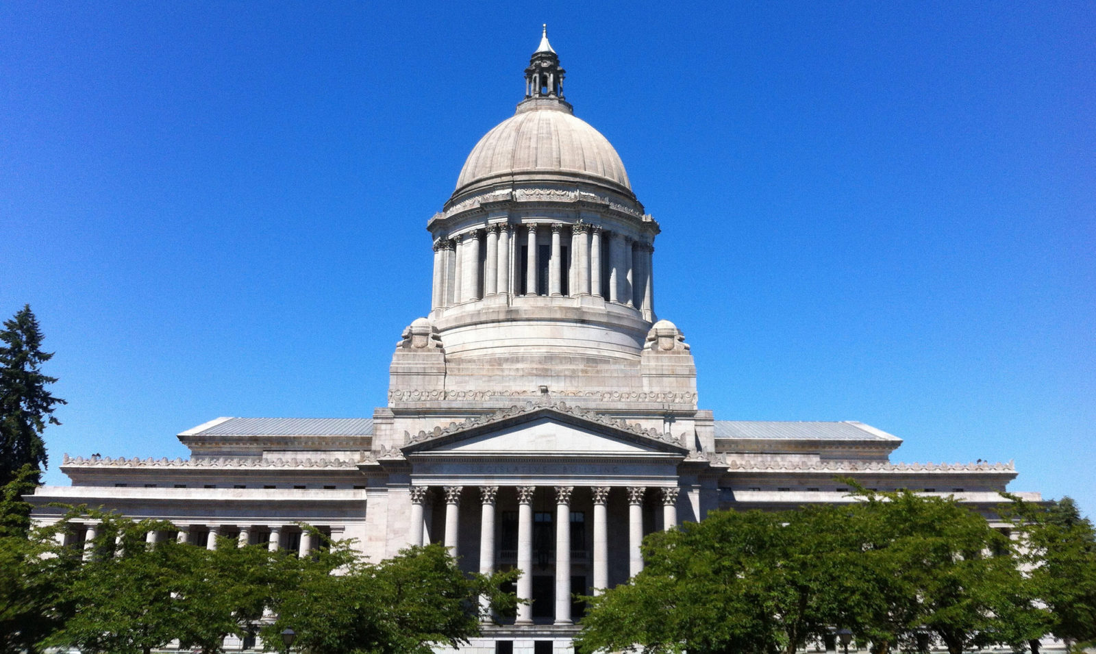Photo of domed Legislative Building at the Washington State Capitol campus in Olympia.