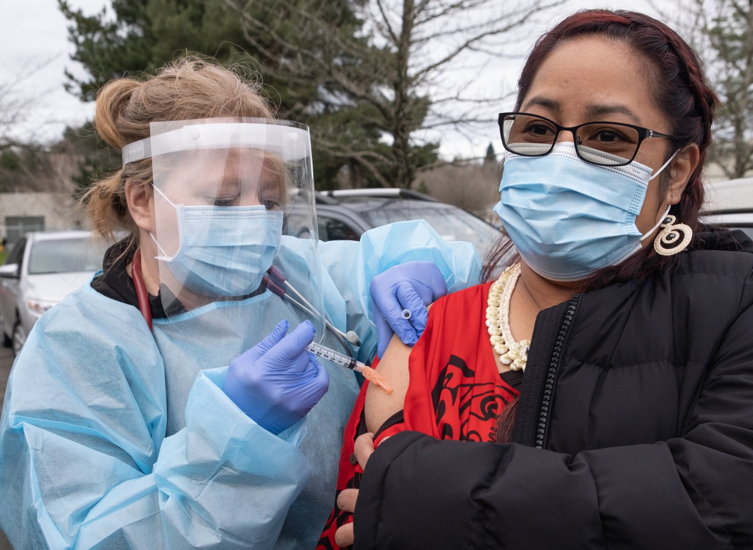 woman receives COVID vaccine in her shoulder